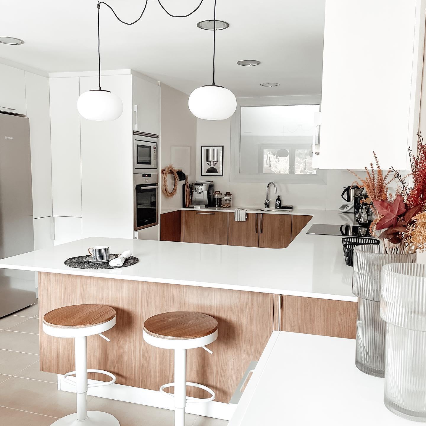 Houten keuken met wit blad