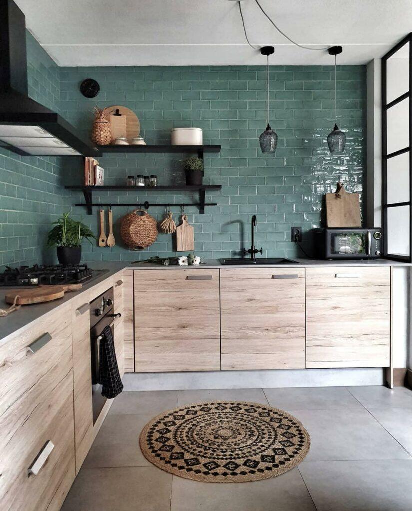 Houten keuken met groene tegels