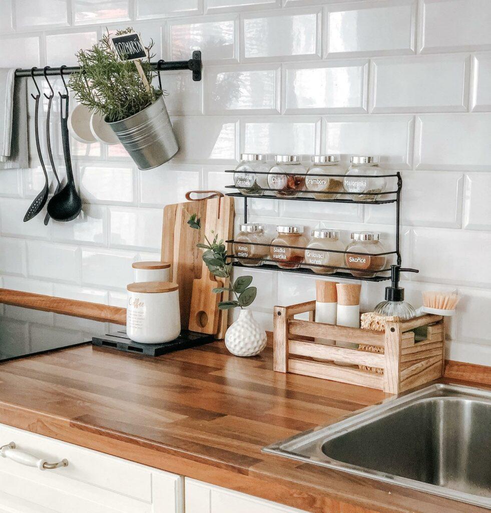 Witte keuken met hout blad