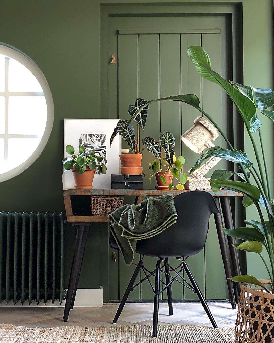 Groene muur met houten bureau
