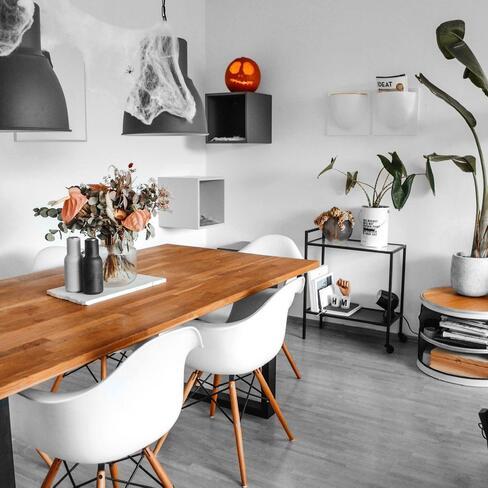 pompoen voor halloween in woonkamer