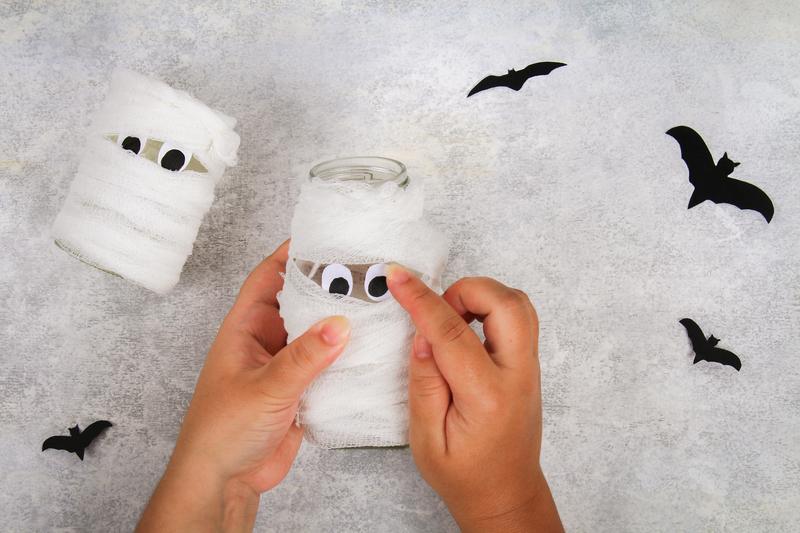 mummie knutselen voor halloween met wc papier rolletje of jar