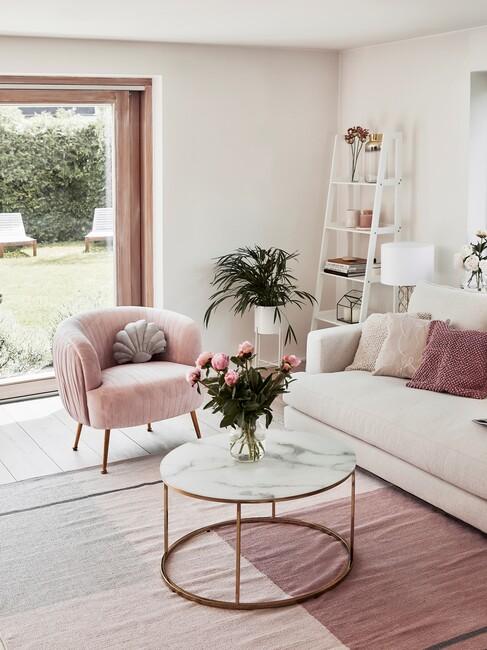 witte muren in woonkamer met roze meubels