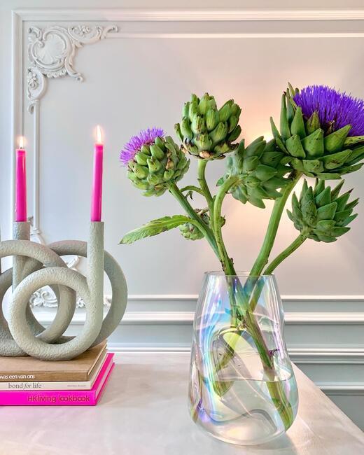 roze kaarsen in moderne kaarsenstandaard