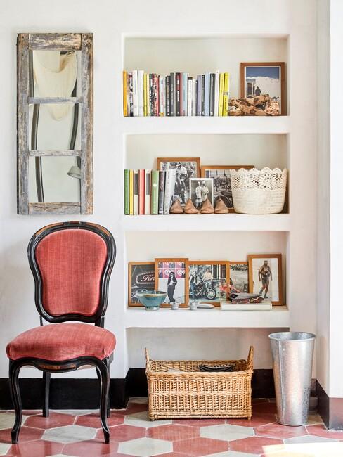 rode stoel voor een open boekenkast