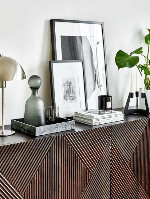 Saliegroen op een houten kast