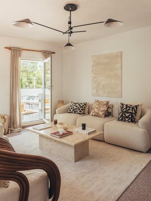 binnenkijken in de woonkamer van Vivian Hoorn met bank Tribeca van de westwing collection