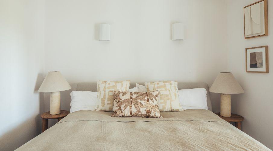 slaapkamer in beige tinten met items van de Westwing Collection in het appartement van Vivian Hoorn
