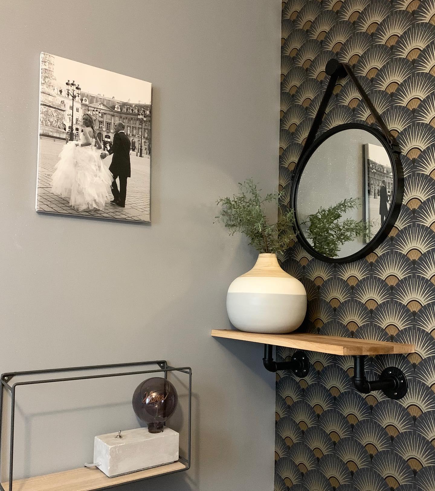 abstract behang met een ronde spiegel