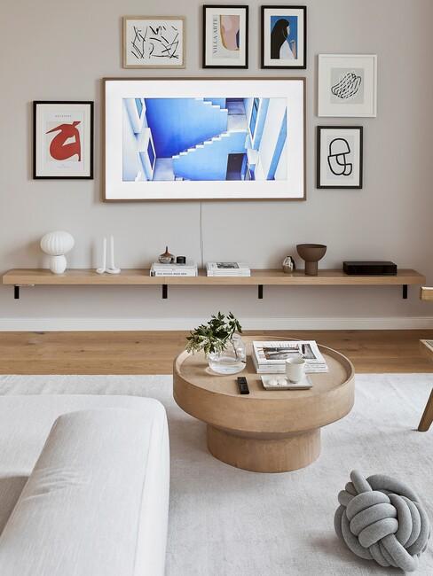 tv scherm schoonmaken beige woonkamer met houten planken