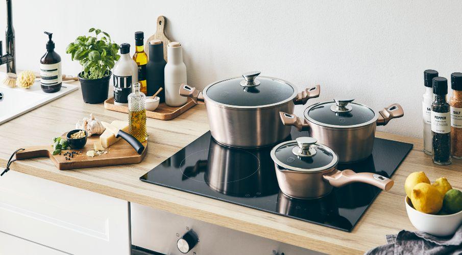 inductie kookplaat met ketels en pannen