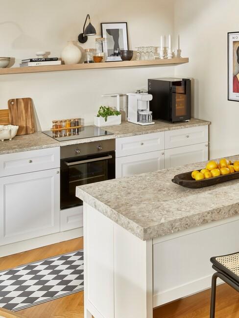 keuken met oven en keukeneiland