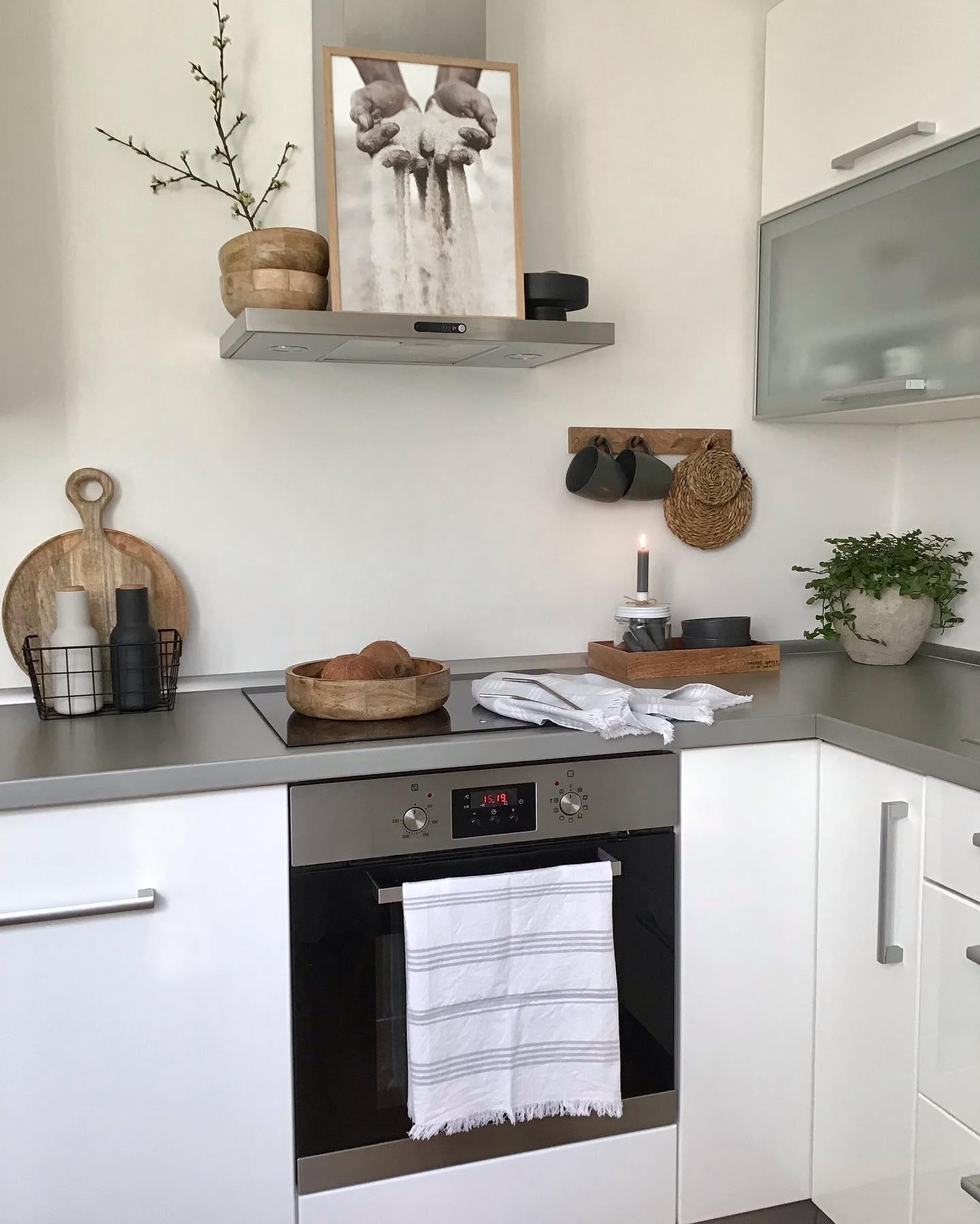 Witte keuken met afzuigkap boven het fornuis