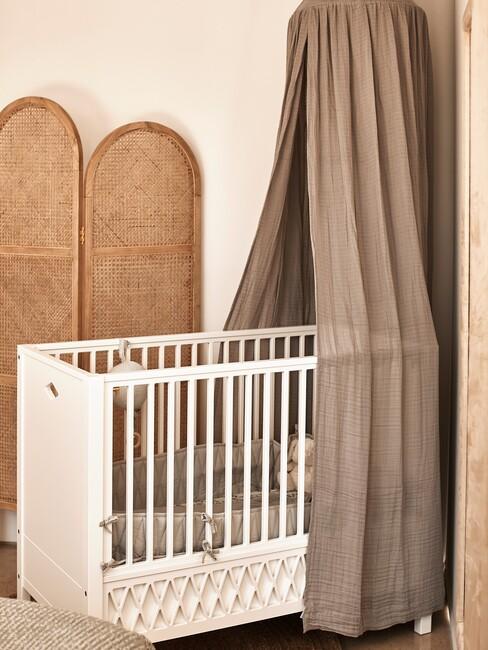 witte commode van duurzaam materiaal met rotan room divider