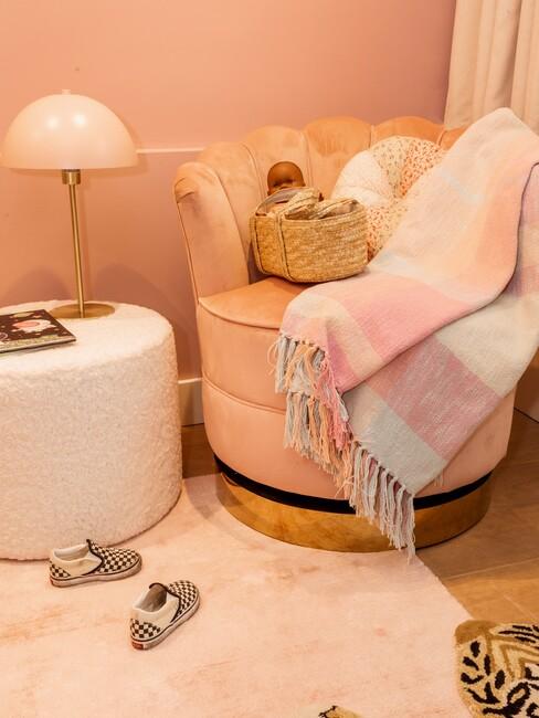 verschillende texturen in de babykamer: van een fluwelen fauteuil tot hoogpolig vloerkleed