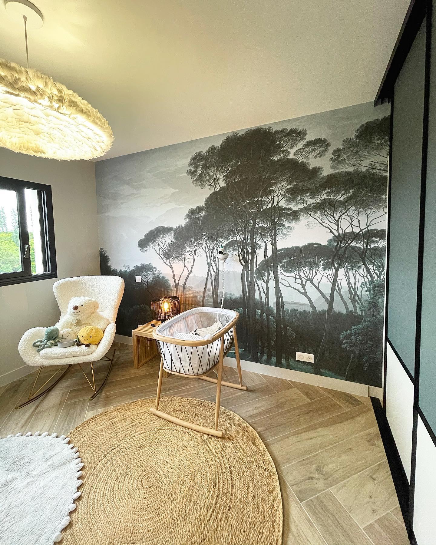 babykamer trends 2023 Rotan vloerkleed met jungle behang