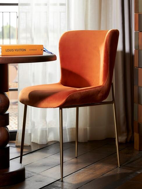 luxe woonkamer met velvet oranje stoel
