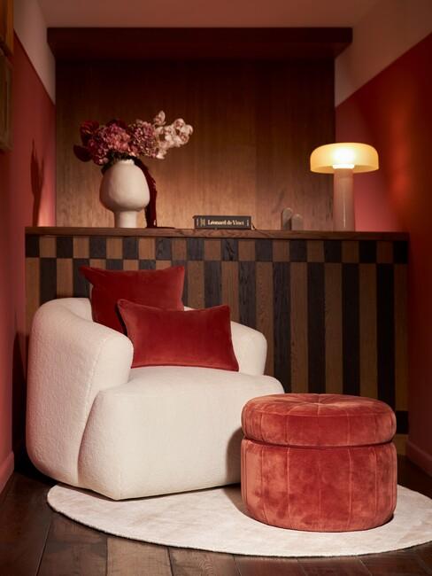 luxe woonkamer met velvet rode kusses