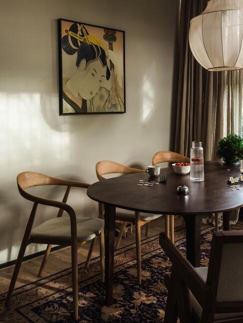 Huismuts eetkamer met houten stoelen