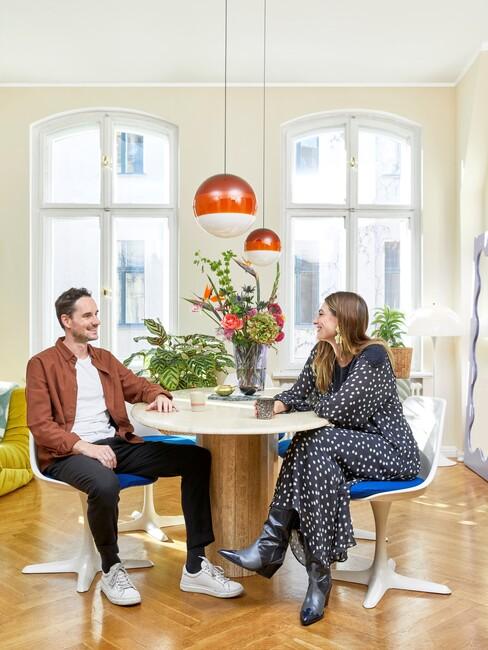 man en vrouw aan een eettafel