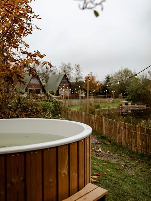 hot tub in het vakantiepark het wylde pad van de huismuts in friesland
