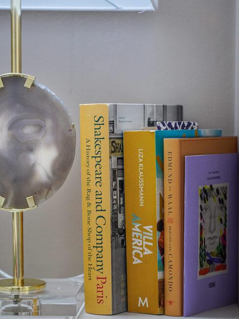 fotoboeken op een wandplank stylen