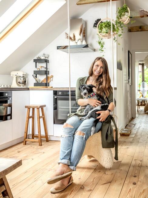 vrouw met hond die slaapt