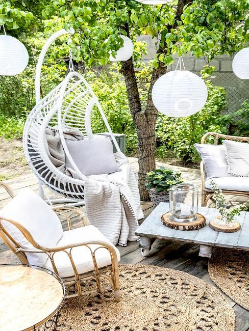 hangstoel in een mooie landelijke tuin