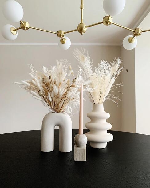 boeket droogbloemen in vaas op de eettafel