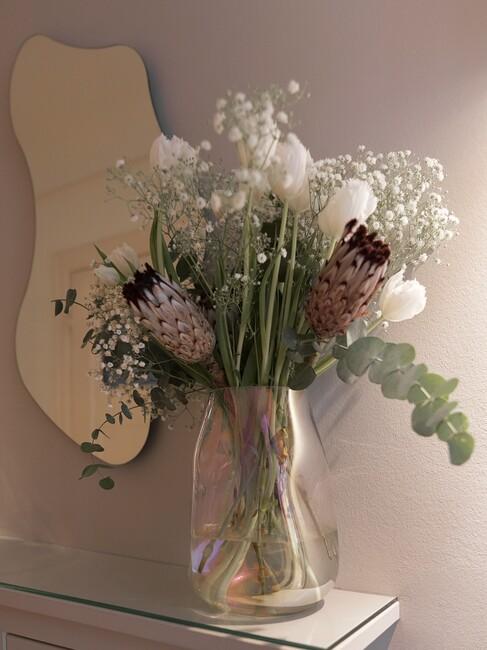 glazen iriserende vaas met bloemen