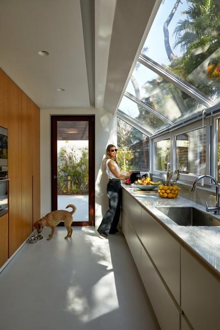 nicoline beerkens met zonnebril op in de keuken