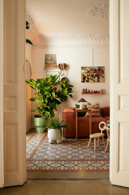 woonkamer met tafellamp op bijzettafel