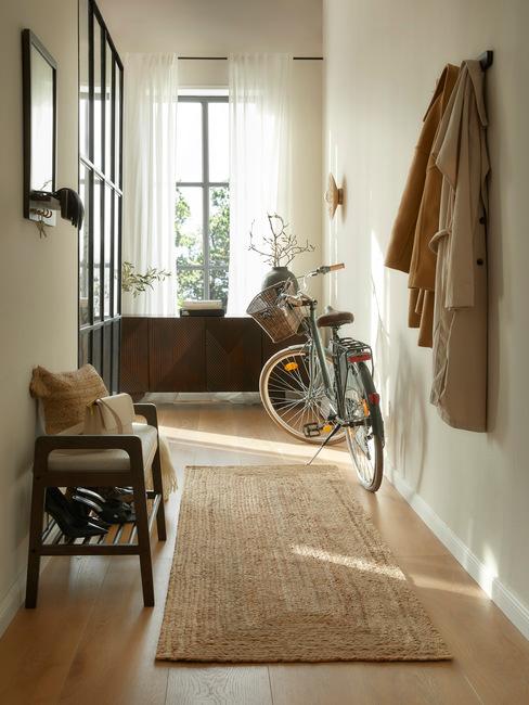 hal met zwarte deur en bruine accenten