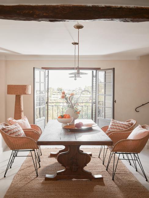 zwarte onderstellen van eetkamerstoel