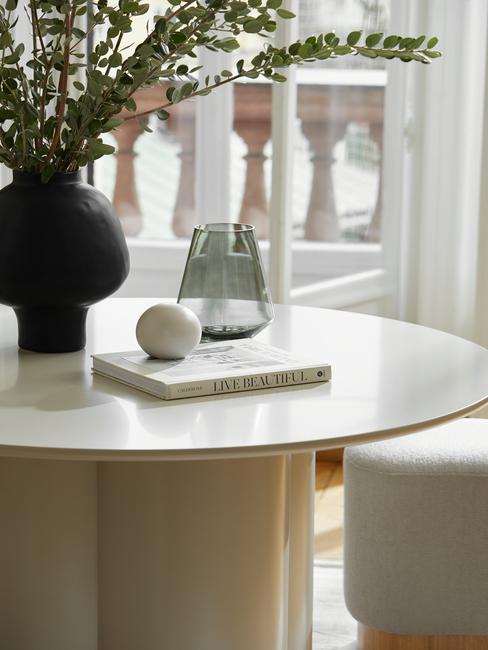 zwarte vaas op witte tafel