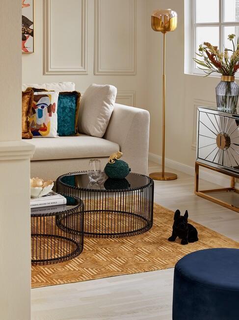 goud en zwart combineren in woonkamer