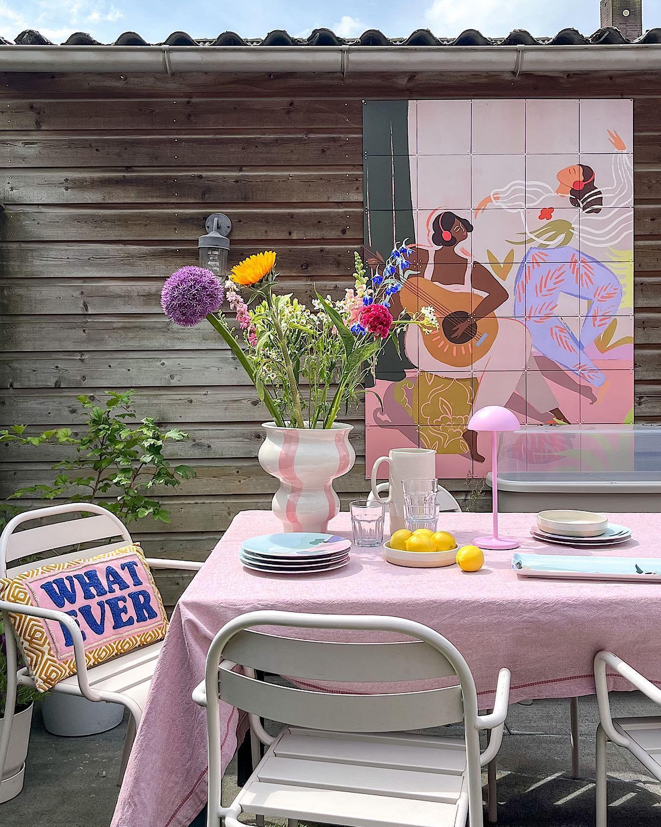 citroenen op een schaal met gele bloemen