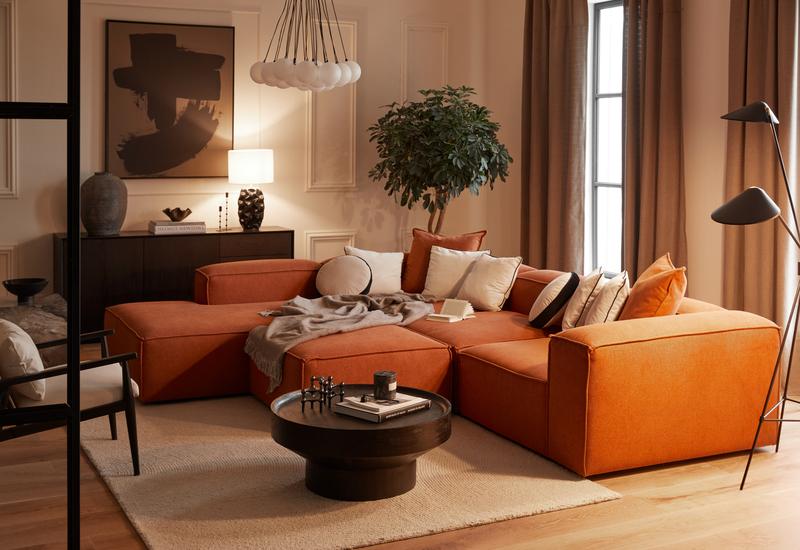 woonkamer met xxl bank volgens de woontrends van 2024
