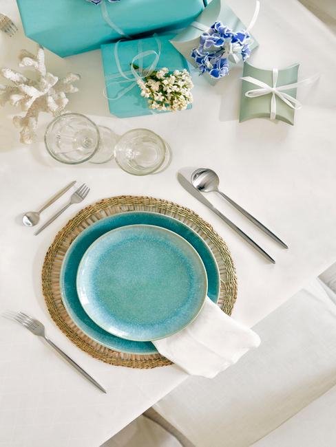 tafel gedekt met cadeautjes