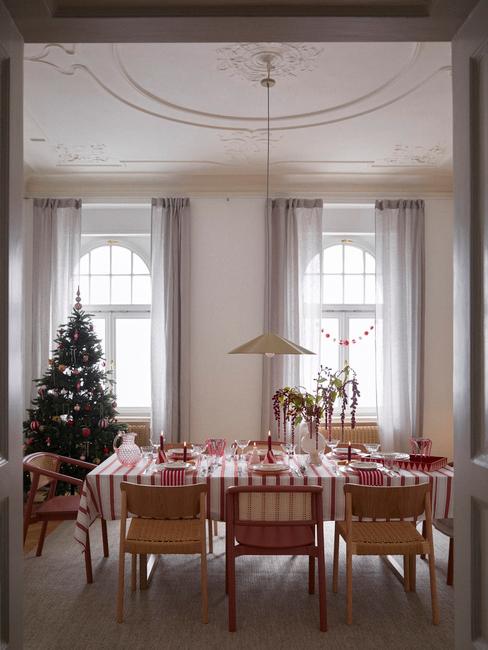 kersttrends 2023: een eetkamer in de kerstkleuren aardbeirood en roze