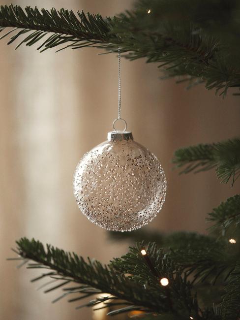 glitter kerstbal volgens de kersttrends van 2023