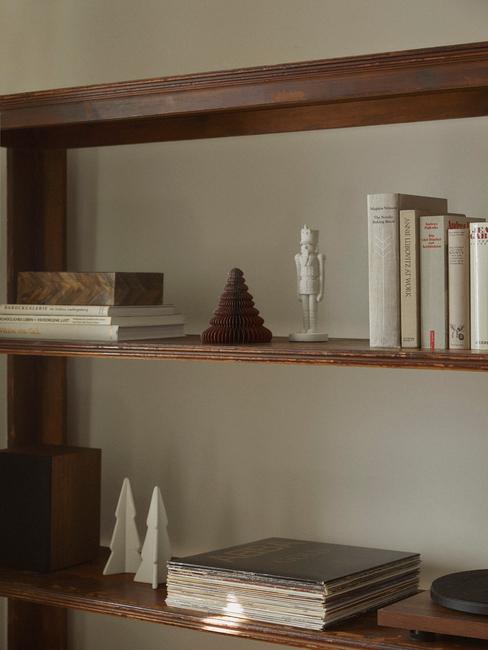 kerstdecoratie in houten kast