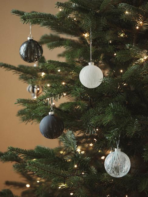 kerstballen in klassieke stijl met zwart en wit
