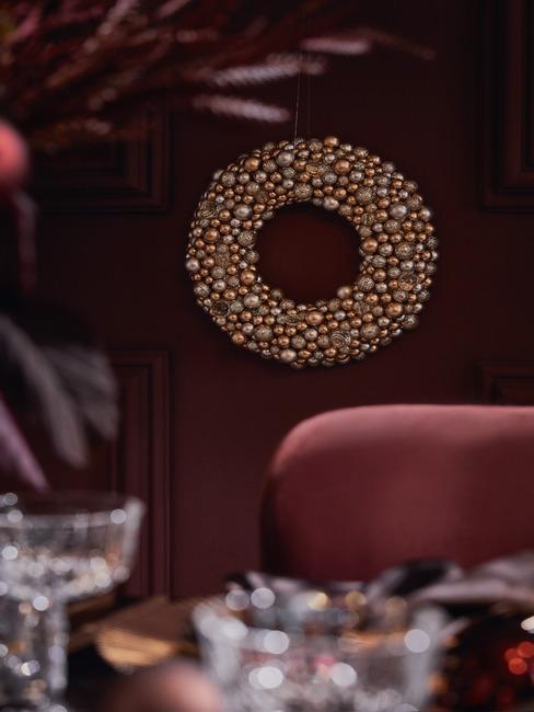 creatief met kerstballen: kerstkrans met kerstballen aan de muur