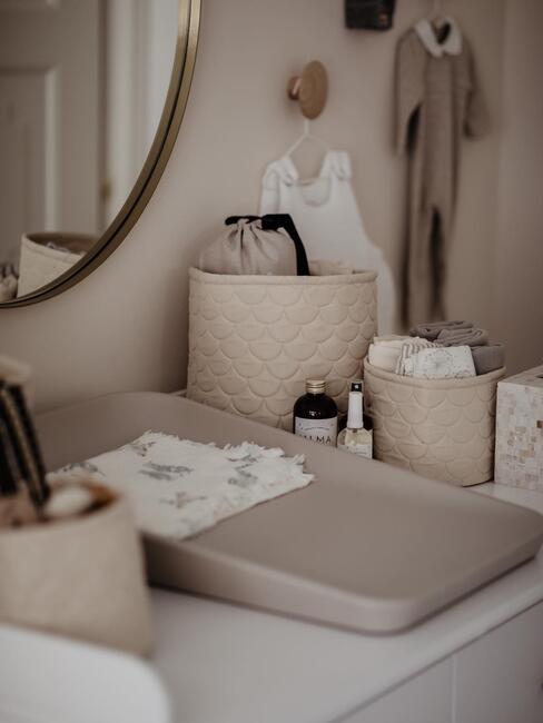 babyspullen op de commode