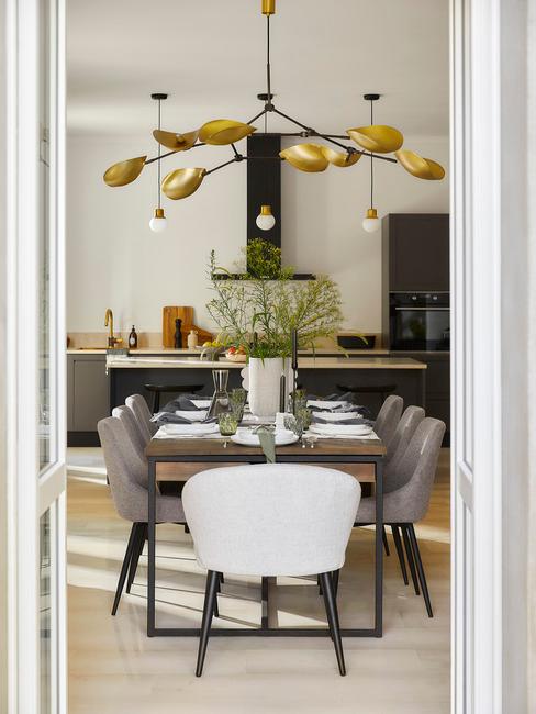 centrale hanglamp boven rechthoekige eettafel