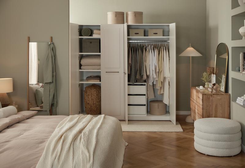 lichtgroen in de slaapkamer met witte kledingkast