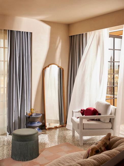 neutrale slaapkamer kleuren met rode accenten