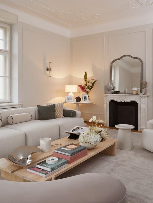 lichte kleuren woonkamer muren en meubels