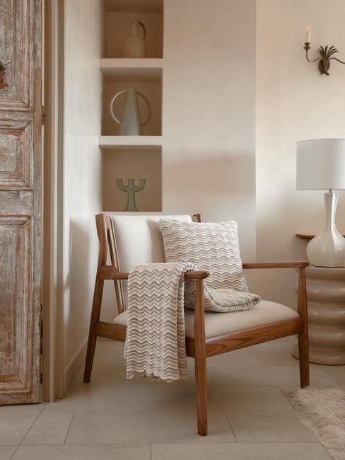 linnen kussen en lampenkap in slaapkamer